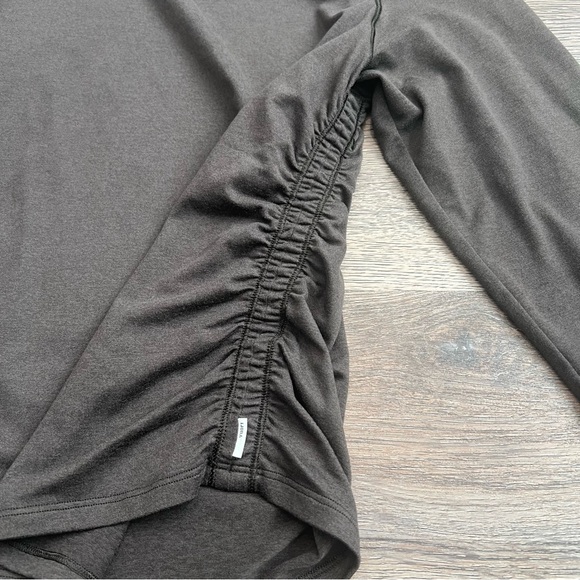 Vuori Women’s Chocolate Brown Long Sleeve Ruched Side Top PTP 16” Small - Picture 4 of 10